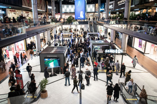 프랑스 파리의 웨스트필드 (Westfield Les 4 Temps) 쇼핑몰에 위치한 '갤럭시 익스피리언스 스페이스'에서 현지 방문객들이 갤럭시 S23 시리즈를 체험하고 있다. 삼성전자 제공